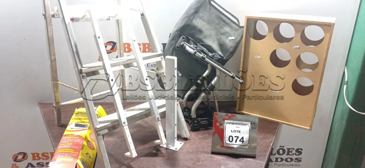 LOTE 074 - 01 ESCADA DE 03 DEGRAUS, 01 SUPORTE PARA GARRAFAS, 01 BAGAGEIRO GARUPA E 01 SUPORTE PARA FORNOS. (NO ESTADO) ATENÇÃO! FAZER A VISITAÇÃO ANTES DE ARREMATAR, NÃO SABEMOS SE FUNCIONA, LEILÃO NÃO TEM GARANTIA E NEM DEVOLUÇÃO, SUJEITO A POSSÍVEIS AVARIAS VISÍVEIS/OCULTAS E/OU AUSÊNCIA DE COMPONENTES.