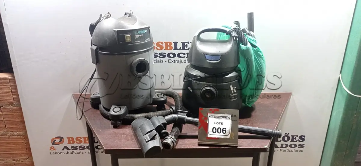 LOTE 006 - 02 ASPIRADORES DE PÓ MARCAS LAVOR E ELECTROLUX. (NO ESTADO) ATENÇÃO! FAZER A VISITAÇÃO ANTES DE ARREMATAR, NÃO SABEMOS SE FUNCIONA, LEILÃO NÃO TEM GARANTIA E NEM DEVOLUÇÃO, SUJEITO A POSSÍVEIS AVARIAS VISÍVEIS/OCULTAS E/OU AUSÊNCIA DE COMPONENTES.