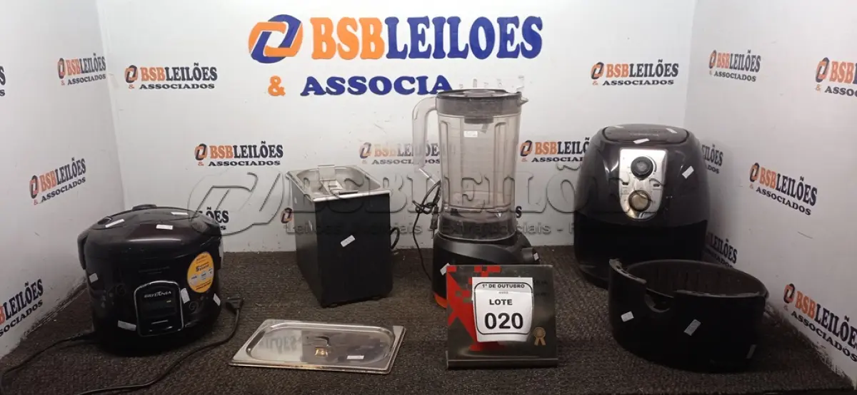 LOTE 020 - 01 PANELA ELÉTRICA, 01 AIR FRYER, 01 LIQUIDIFICADOR E 01 BANHO MARIA. (NO ESTADO) ATENÇÃO! FAZER A VISITAÇÃO ANTES DE ARREMATAR, NÃO SABEMOS SE FUNCIONA, LEILÃO NÃO TEM GARANTIA E NEM DEVOLUÇÃO, SUJEITO A POSSÍVEIS AVARIAS VISÍVEIS/OCULTAS E/OU AUSÊNCIA DE COMPONENTES.