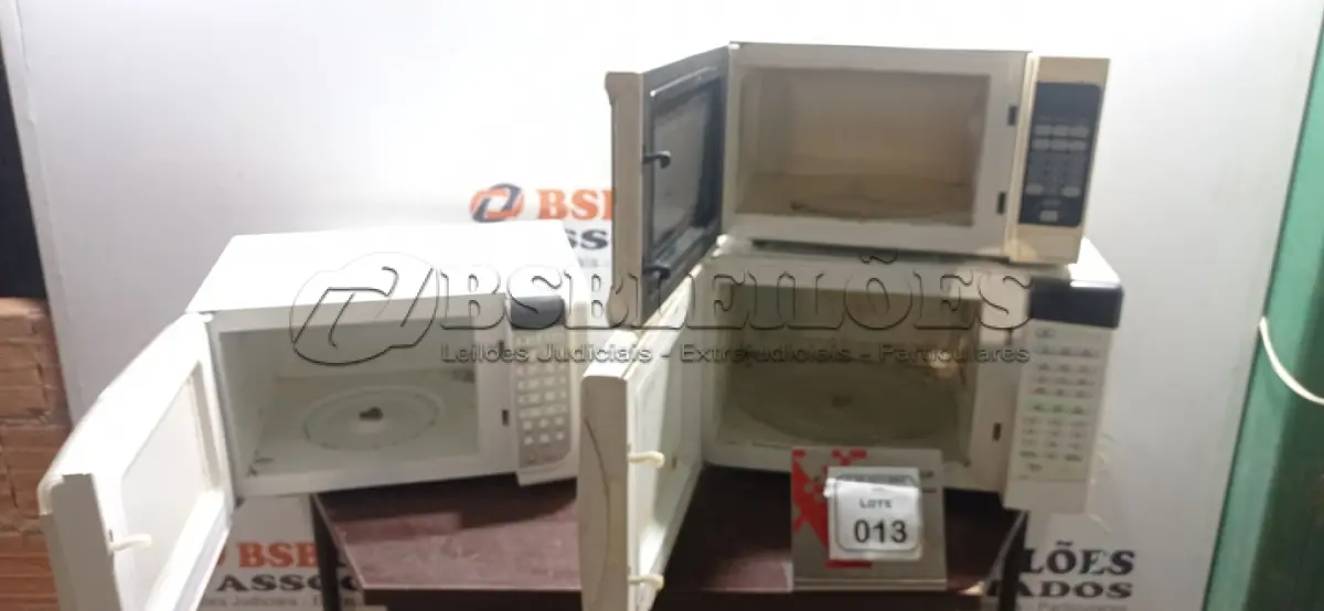 LOTE 013 - 03 MICRO-ONDAS DE MARCAS E MODELOS DIVERSOS. (NO ESTADO) ATENÇÃO! FAZER A VISITAÇÃO ANTES DE ARREMATAR, NÃO SABEMOS SE FUNCIONA, LEILÃO NÃO TEM GARANTIA E NEM DEVOLUÇÃO, SUJEITO A POSSÍVEIS AVARIAS VISÍVEIS/OCULTAS E/OU AUSÊNCIA DE COMPONENTES.