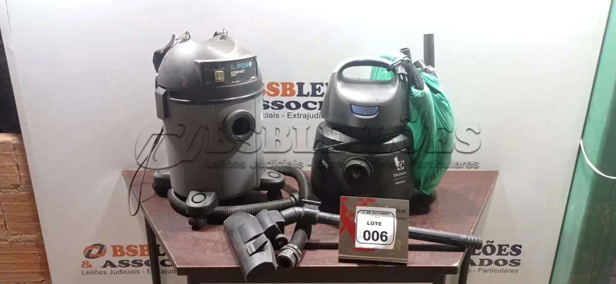 LOTE 006 - 02 ASPIRADORES DE PÓ MARCAS LAVOR E ELECTROLUX. (NO ESTADO) ATENÇÃO! FAZER A VISITAÇÃO ANTES DE ARREMATAR, NÃO SABEMOS SE FUNCIONA, LEILÃO NÃO TEM GARANTIA E NEM DEVOLUÇÃO, SUJEITO A POSSÍVEIS AVARIAS VISÍVEIS/OCULTAS E/OU AUSÊNCIA DE COMPONENTES.