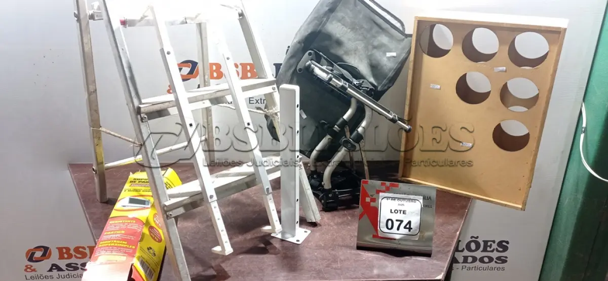 LOTE 074 - 01 ESCADA DE 03 DEGRAUS, 01 SUPORTE PARA GARRAFAS, 01 BAGAGEIRO GARUPA E 01 SUPORTE PARA FORNOS. (NO ESTADO) ATENÇÃO! FAZER A VISITAÇÃO ANTES DE ARREMATAR, NÃO SABEMOS SE FUNCIONA, LEILÃO NÃO TEM GARANTIA E NEM DEVOLUÇÃO, SUJEITO A POSSÍVEIS AVARIAS VISÍVEIS/OCULTAS E/OU AUSÊNCIA DE COMPONENTES.