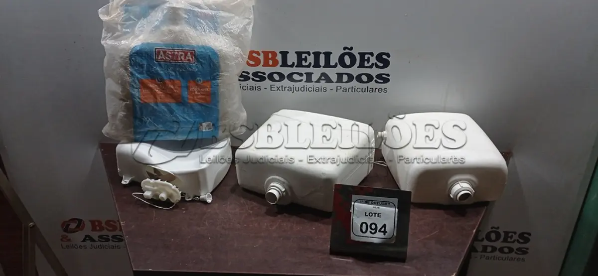 LOTE 094 - 04 CAIXAS DE DESCARGA. (NO ESTADO) ATENÇÃO! FAZER A VISITAÇÃO ANTES DE ARREMATAR, NÃO SABEMOS SE FUNCIONA, LEILÃO NÃO TEM GARANTIA E NEM DEVOLUÇÃO, SUJEITO A POSSÍVEIS AVARIAS VISÍVEIS/OCULTAS E/OU AUSÊNCIA DE COMPONENTES.