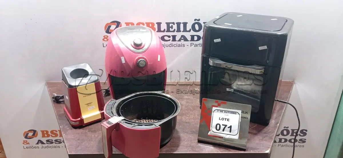 LOTE 071 - 01 AIR FRYER, 01 AIR FRYER/FORNO E 01 PIPOQUEIRA. (NO ESTADO) ATENÇÃO! FAZER A VISITAÇÃO ANTES DE ARREMATAR, NÃO SABEMOS SE FUNCIONA, LEILÃO NÃO TEM GARANTIA E NEM DEVOLUÇÃO, SUJEITO A POSSÍVEIS AVARIAS VISÍVEIS/OCULTAS E/OU AUSÊNCIA DE COMPONENTES.