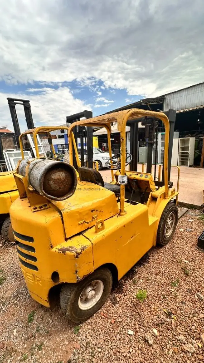 LOTE 638 - 01 EMPILHADEIRA HYSTER H -50 PARA 2500 KG. NÃO ACOMPANHA O BOTIJÃO. (NO ESTADO) ATENÇÃO! FAZER A VISITAÇÃO ANTES DE ARREMATAR, NÃO SABEMOS SE FUNCIONA, LEILÃO NÃO TEM GARANTIA E NEM DEVOLUÇÃO, SUJEITO A POSSÍVEIS AVARIAS VISÍVEIS/OCULTAS E/OU AUSÊNCIA DE COMPONENTES.