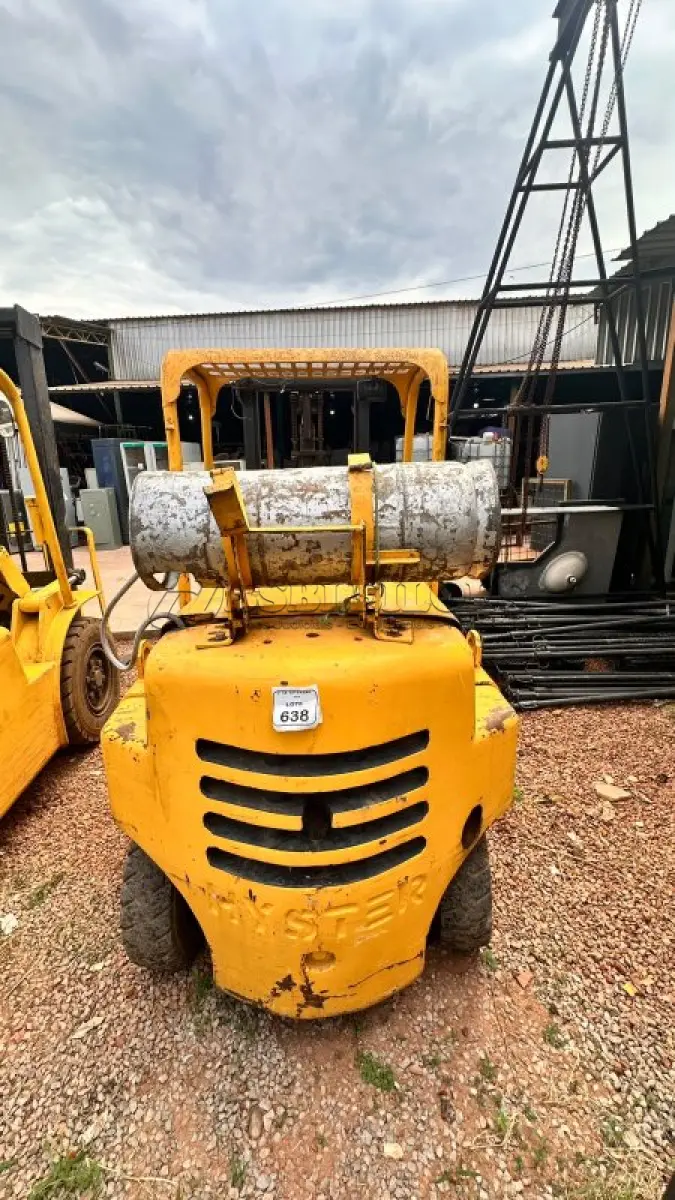 LOTE 638 - 01 EMPILHADEIRA HYSTER H -50 PARA 2500 KG. NÃO ACOMPANHA O BOTIJÃO. (NO ESTADO) ATENÇÃO! FAZER A VISITAÇÃO ANTES DE ARREMATAR, NÃO SABEMOS SE FUNCIONA, LEILÃO NÃO TEM GARANTIA E NEM DEVOLUÇÃO, SUJEITO A POSSÍVEIS AVARIAS VISÍVEIS/OCULTAS E/OU AUSÊNCIA DE COMPONENTES.