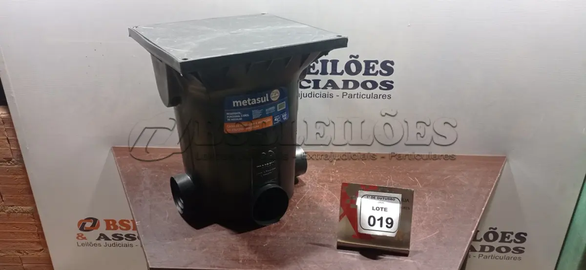LOTE 019 - 01 CAIXA DE PASSAGEM E INSPEÇÃO DE ESGOTO PREMIUM DE 41X48X41 CM MARCA METASUL. (NO ESTADO) ATENÇÃO! FAZER A VISITAÇÃO ANTES DE ARREMATAR, NÃO SABEMOS SE FUNCIONA, LEILÃO NÃO TEM GARANTIA E NEM DEVOLUÇÃO, SUJEITO A POSSÍVEIS AVARIAS VISÍVEIS/OCULTAS E/OU AUSÊNCIA DE COMPONENTES.