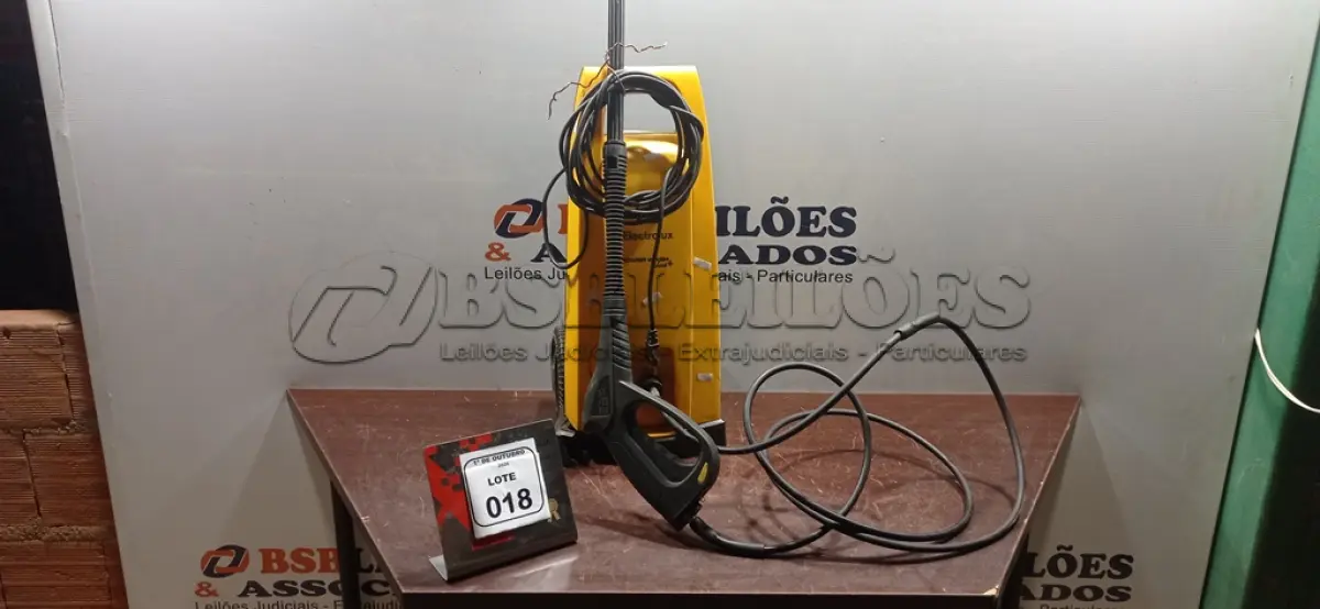 LOTE 018 - 01 LAVADORA DE ALTA PRESSÃO MARCA ELECTROLUX. (NO ESTADO) ATENÇÃO! FAZER A VISITAÇÃO ANTES DE ARREMATAR, NÃO SABEMOS SE FUNCIONA, LEILÃO NÃO TEM GARANTIA E NEM DEVOLUÇÃO, SUJEITO A POSSÍVEIS AVARIAS VISÍVEIS/OCULTAS E/OU AUSÊNCIA DE COMPONENTES.