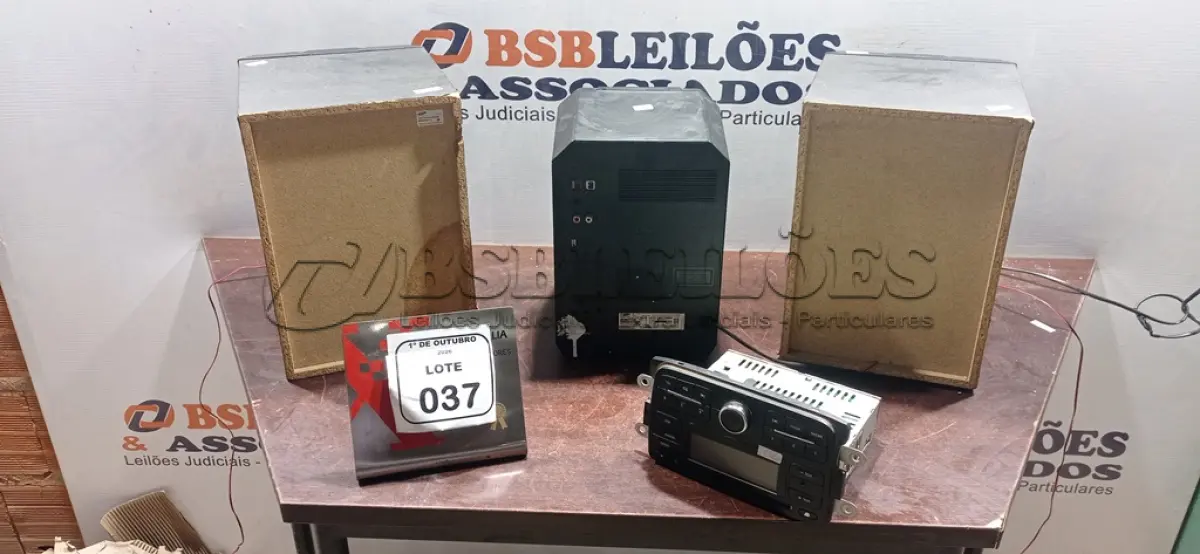 LOTE 037 - 01 APARELHO DE SOM COM 02 CAIXAS MARCA SAMSUNG E 01 APARELHO DE SOM AUTOMOTIVO. (NO ESTADO) ATENÇÃO! FAZER A VISITAÇÃO ANTES DE ARREMATAR, NÃO SABEMOS SE FUNCIONA, LEILÃO NÃO TEM GARANTIA E NEM DEVOLUÇÃO, SUJEITO A POSSÍVEIS AVARIAS VISÍVEIS/OCULTAS E/OU AUSÊNCIA DE COMPONENTES.