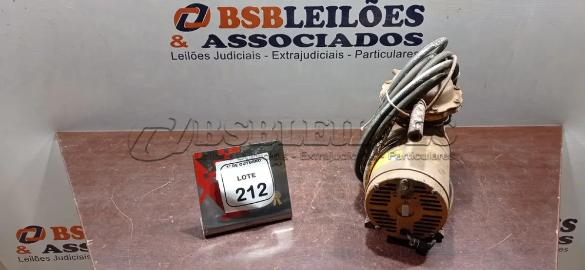 LOTE 212 - 01 MOTOR COMPRESSOR DE AR COM MANGUEIRA. (NO ESTADO) ATENÇÃO! FAZER A VISITAÇÃO ANTES DE ARREMATAR, NÃO SABEMOS SE FUNCIONA, LEILÃO NÃO TEM GARANTIA E NEM DEVOLUÇÃO, SUJEITO A POSSÍVEIS AVARIAS VISÍVEIS/OCULTAS E/OU AUSÊNCIA DE COMPONENTES.