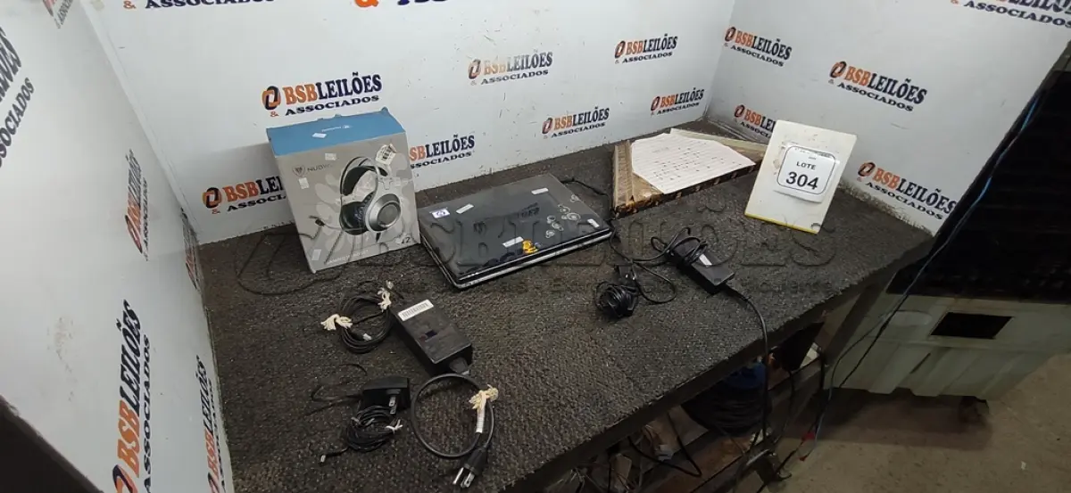 LOTE 304 - 01 NOTEBOOK MARCA HP COM FONTE, 01 MOLDEM, 01 HEADPHONE MARCA NUBWO E 01 CÍTARA COM PARTITURAS. (NO ESTADO) ATENÇÃO! FAZER A VISITAÇÃO ANTES DE ARREMATAR, NÃO SABEMOS SE FUNCIONA, LEILÃO NÃO TEM GARANTIA E NEM DEVOLUÇÃO, SUJEITO A POSSÍVEIS AVARIAS VISÍVEIS/OCULTAS E/OU AUSÊNCIA DE COMPONENTES.
