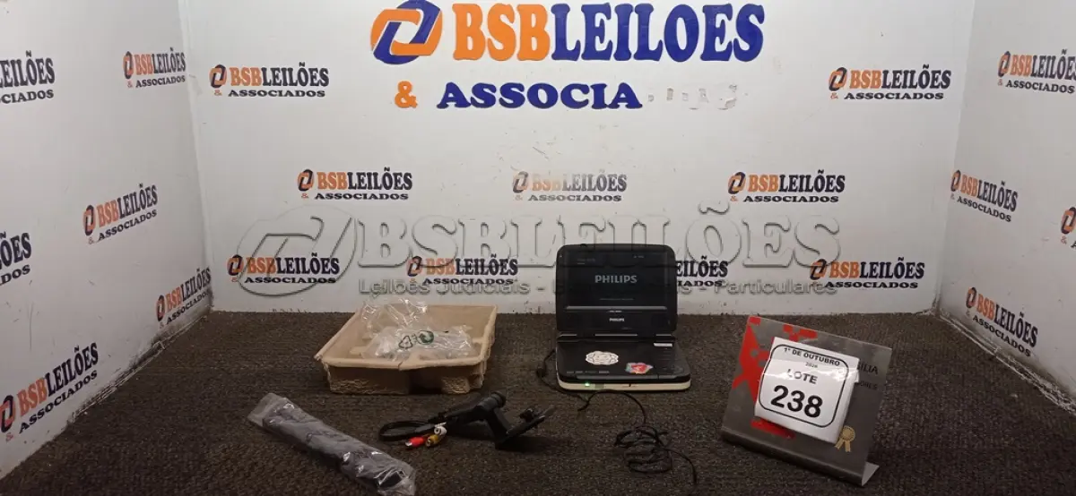 LOTE 238 - 01 DVD PORTATIL MARCA PHILIPS. (NO ESTADO) ATENÇÃO! FAZER A VISITAÇÃO ANTES DE ARREMATAR, NÃO SABEMOS SE FUNCIONA, LEILÃO NÃO TEM GARANTIA E NEM DEVOLUÇÃO, SUJEITO A POSSÍVEIS AVARIAS VISÍVEIS/OCULTAS E/OU AUSÊNCIA DE COMPONENTES.