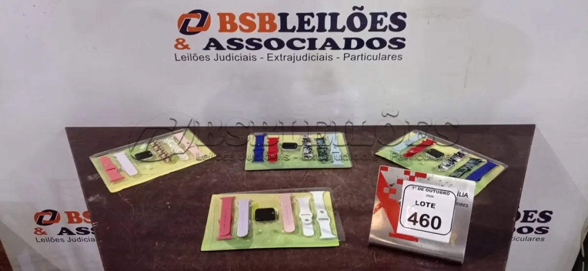 LOTE 460 - 04 RELÓGIOS SMART WATCH COM VÁRIAS PULSEIRAS. (NO ESTADO, NÃO SABEMOS SE FUNCIONA. LEILÃO NÃO TEM GARANTIA E NEM DEVOLUÇÃO, SUJEITO A POSSÍVEIS AVARIAS VISÍVEIS/OCULTAS E/OU AUSÊNCIA DE COMPONENTES)