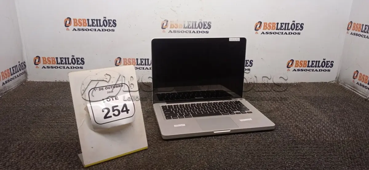 LOTE 254 - 01 MACBOOK APPLE SEM FONTE. (NO ESTADO) ATENÇÃO! FAZER A VISITAÇÃO ANTES DE ARREMATAR, NÃO SABEMOS SE FUNCIONA, LEILÃO NÃO TEM GARANTIA E NEM DEVOLUÇÃO, SUJEITO A POSSÍVEIS AVARIAS VISÍVEIS/OCULTAS E/OU AUSÊNCIA DE COMPONENTES.