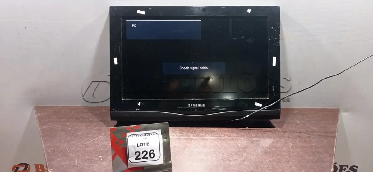 LOTE 226 - 01 TV 27’’ MARCA SAMSUNG. (NO ESTADO) ATENÇÃO! FAZER A VISITAÇÃO ANTES DE ARREMATAR, NÃO SABEMOS SE FUNCIONA, LEILÃO NÃO TEM GARANTIA E NEM DEVOLUÇÃO, SUJEITO A POSSÍVEIS AVARIAS VISÍVEIS/OCULTAS E/OU AUSÊNCIA DE COMPONENTES.
