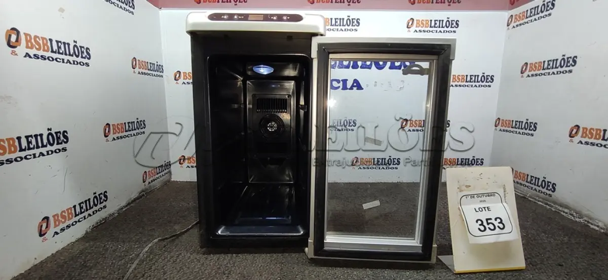 LOTE 353 - 01 ADEGA 220V MARCA DYNASTY. (NO ESTADO) ATENÇÃO! FAZER A VISITAÇÃO ANTES DE ARREMATAR, NÃO SABEMOS SE FUNCIONA, LEILÃO NÃO TEM GARANTIA E NEM DEVOLUÇÃO, SUJEITO A POSSÍVEIS AVARIAS VISÍVEIS/OCULTAS E/OU AUSÊNCIA DE COMPONENTES.