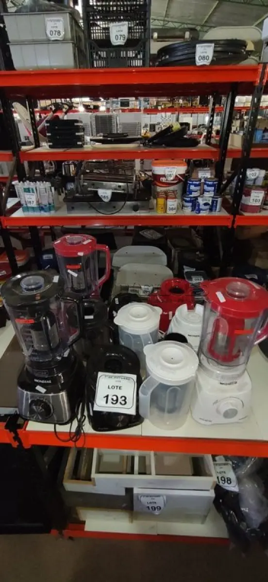 LOTE 193 - 03 LIQUIDIFICADORES, 04 MOTORES DE LIQUIDIFICADOR E 03 COPOS AVULSOS. (NO ESTADO) ATENÇÃO! FAZER A VISITAÇÃO ANTES DE ARREMATAR, NÃO SABEMOS SE FUNCIONA, LEILÃO NÃO TEM GARANTIA E NEM DEVOLUÇÃO, SUJEITO A POSSÍVEIS AVARIAS VISÍVEIS/OCULTAS E/OU AUSÊNCIA DE COMPONENTES.