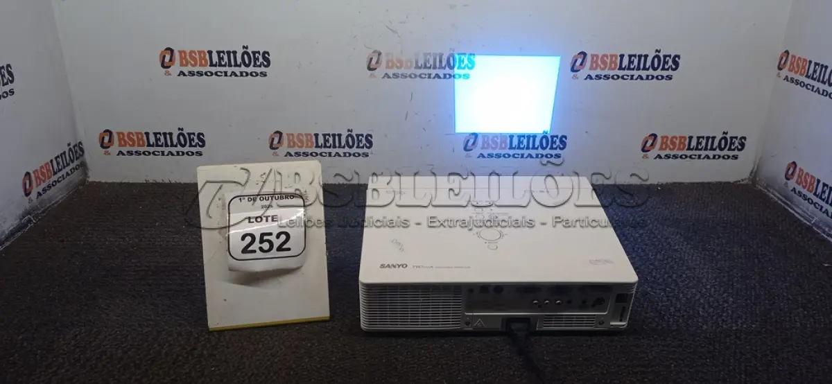 LOTE 252 - 01 PROJETOR MARCA SANYO SEM CABO. (NO ESTADO) ATENÇÃO! FAZER A VISITAÇÃO ANTES DE ARREMATAR, NÃO SABEMOS SE FUNCIONA, LEILÃO NÃO TEM GARANTIA E NEM DEVOLUÇÃO, SUJEITO A POSSÍVEIS AVARIAS VISÍVEIS/OCULTAS E/OU AUSÊNCIA DE COMPONENTES.