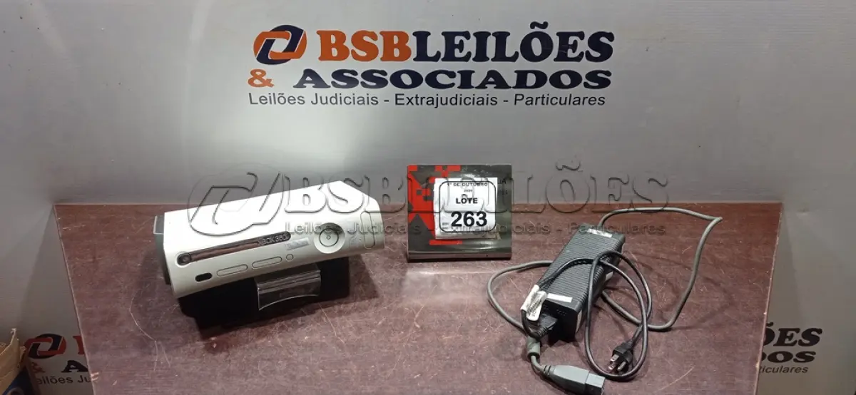 LOTE 263 - 01 XBOX 360 COM FONTE. (NO ESTADO) ATENÇÃO! FAZER A VISITAÇÃO ANTES DE ARREMATAR, NÃO SABEMOS SE FUNCIONA, LEILÃO NÃO TEM GARANTIA E NEM DEVOLUÇÃO, SUJEITO A POSSÍVEIS AVARIAS VISÍVEIS/OCULTAS E/OU AUSÊNCIA DE COMPONENTES.