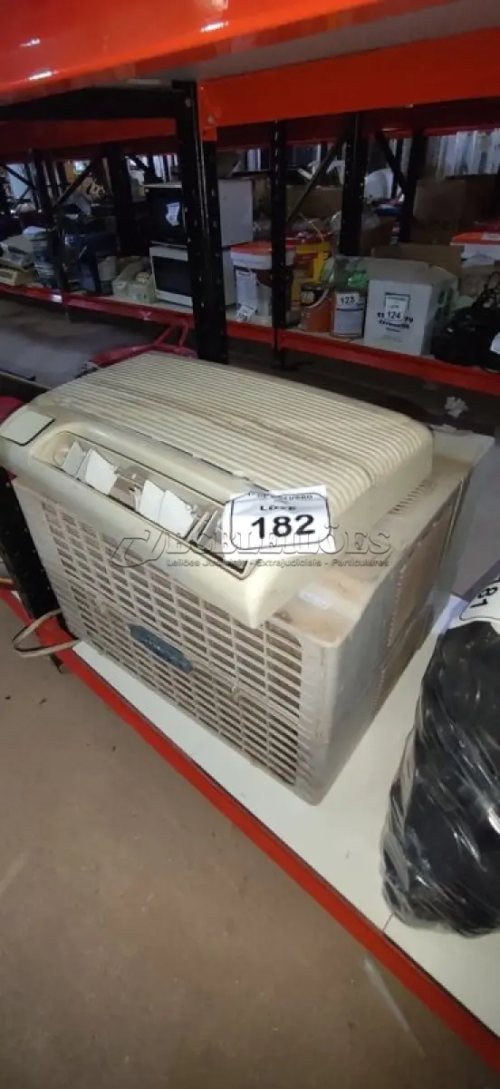 LOTE 182 - 01 AR CONDICIONADO DE JANELA. (NO ESTADO) ATENÇÃO! FAZER A VISITAÇÃO ANTES DE ARREMATAR, NÃO SABEMOS SE FUNCIONA, LEILÃO NÃO TEM GARANTIA E NEM DEVOLUÇÃO, SUJEITO A POSSÍVEIS AVARIAS VISÍVEIS/OCULTAS E/OU AUSÊNCIA DE COMPONENTES.