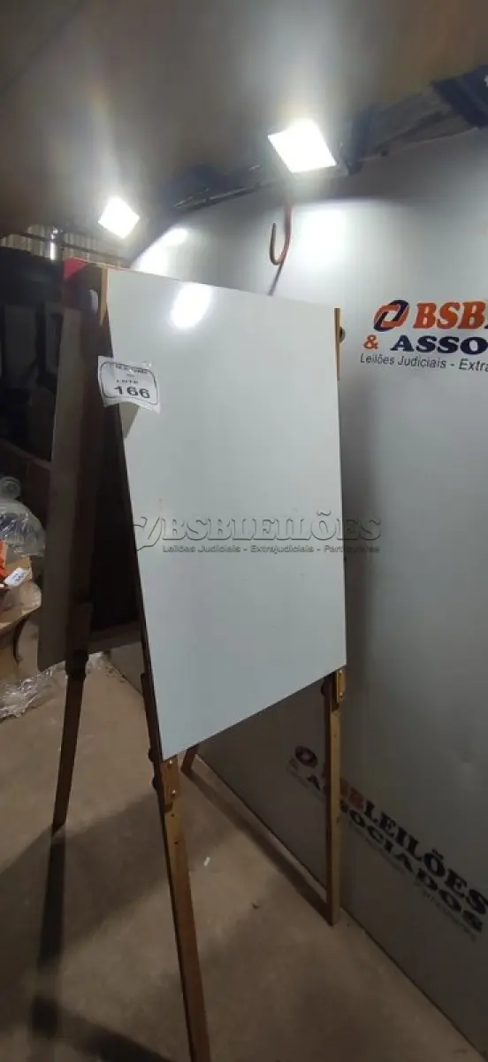 LOTE 166 - 01 CAVALETE FLIPCHART COM BLOCO DE PAPEL. (NO ESTADO) ATENÇÃO! FAZER A VISITAÇÃO ANTES DE ARREMATAR, NÃO SABEMOS SE FUNCIONA, LEILÃO NÃO TEM GARANTIA E NEM DEVOLUÇÃO, SUJEITO A POSSÍVEIS AVARIAS VISÍVEIS/OCULTAS E/OU AUSÊNCIA DE COMPONENTES.