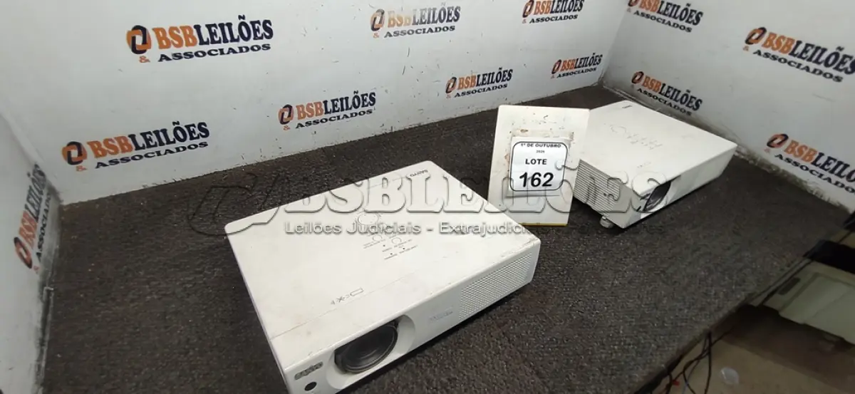 LOTE 162 - 02 PROJETORES MARCA SANYO SEM CABOS. (NO ESTADO) ATENÇÃO! FAZER A VISITAÇÃO ANTES DE ARREMATAR, NÃO SABEMOS SE FUNCIONA, LEILÃO NÃO TEM GARANTIA E NEM DEVOLUÇÃO, SUJEITO A POSSÍVEIS AVARIAS VISÍVEIS/OCULTAS E/OU AUSÊNCIA DE COMPONENTES.