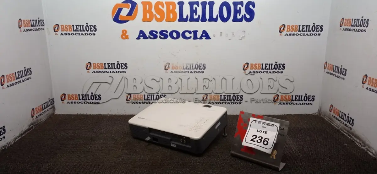 LOTE 236 - 01 PROJETOR MARCA SANYO SEM CABO. (NO ESTADO) ATENÇÃO! FAZER A VISITAÇÃO ANTES DE ARREMATAR, NÃO SABEMOS SE FUNCIONA, LEILÃO NÃO TEM GARANTIA E NEM DEVOLUÇÃO, SUJEITO A POSSÍVEIS AVARIAS VISÍVEIS/OCULTAS E/OU AUSÊNCIA DE COMPONENTES.