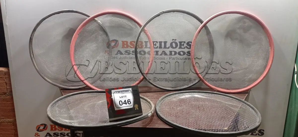 LOTE 046 - 06 PENEIRAS DE PEDREIRO. (NO ESTADO) ATENÇÃO! FAZER A VISITAÇÃO ANTES DE ARREMATAR, NÃO SABEMOS SE FUNCIONA, LEILÃO NÃO TEM GARANTIA E NEM DEVOLUÇÃO, SUJEITO A POSSÍVEIS AVARIAS VISÍVEIS/OCULTAS E/OU AUSÊNCIA DE COMPONENTES.