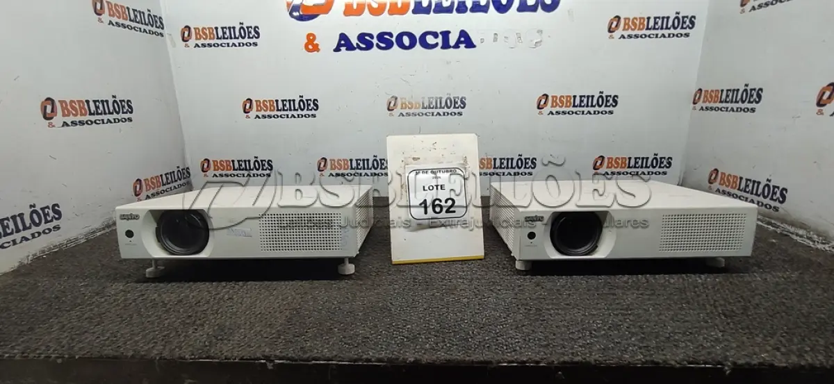 LOTE 162 - 02 PROJETORES MARCA SANYO SEM CABOS. (NO ESTADO) ATENÇÃO! FAZER A VISITAÇÃO ANTES DE ARREMATAR, NÃO SABEMOS SE FUNCIONA, LEILÃO NÃO TEM GARANTIA E NEM DEVOLUÇÃO, SUJEITO A POSSÍVEIS AVARIAS VISÍVEIS/OCULTAS E/OU AUSÊNCIA DE COMPONENTES.
