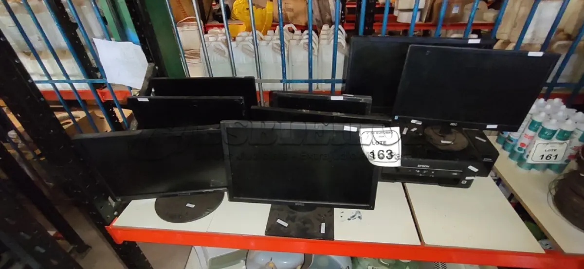 LOTE 163 - 01 IMPRESSORA MARCA EPSON E 08 MONITORES DE MARCAS E MODELOS DIVERSOS. (NO ESTADO) ATENÇÃO! FAZER A VISITAÇÃO ANTES DE ARREMATAR, NÃO SABEMOS SE FUNCIONA, LEILÃO NÃO TEM GARANTIA E NEM DEVOLUÇÃO, SUJEITO A POSSÍVEIS AVARIAS VISÍVEIS/OCULTAS E/OU AUSÊNCIA DE COMPONENTES.
