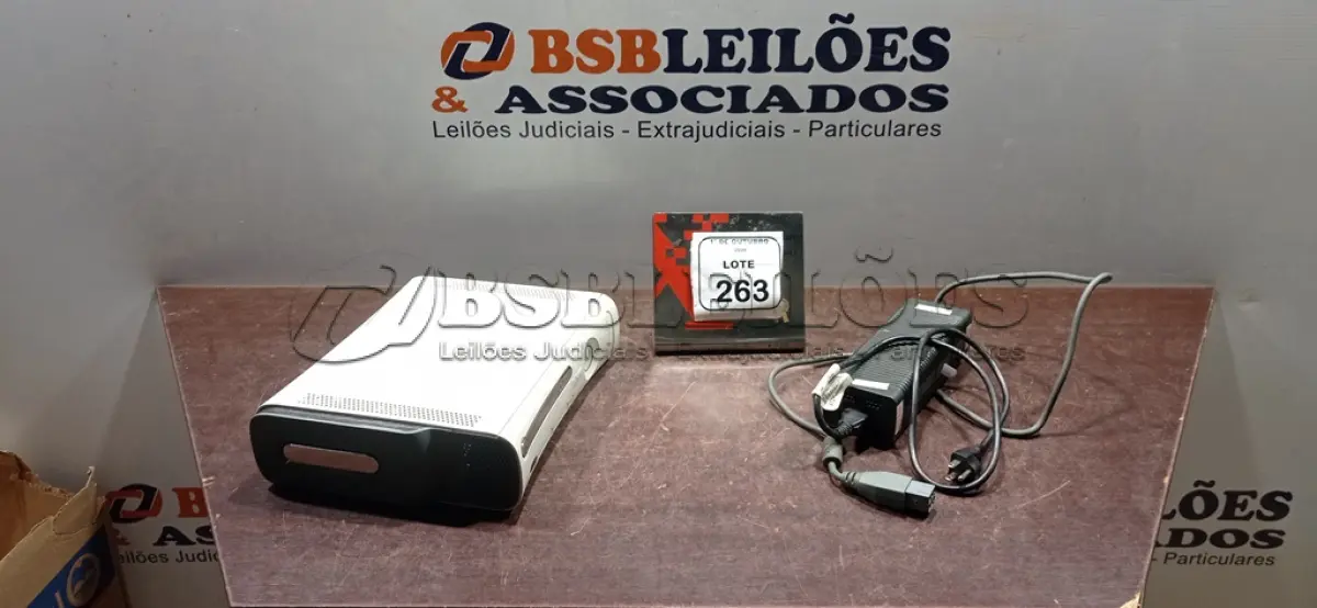 LOTE 263 - 01 XBOX 360 COM FONTE. (NO ESTADO) ATENÇÃO! FAZER A VISITAÇÃO ANTES DE ARREMATAR, NÃO SABEMOS SE FUNCIONA, LEILÃO NÃO TEM GARANTIA E NEM DEVOLUÇÃO, SUJEITO A POSSÍVEIS AVARIAS VISÍVEIS/OCULTAS E/OU AUSÊNCIA DE COMPONENTES.