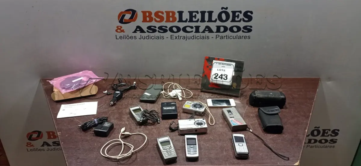 LOTE 243 - 01 IPHONE 4S COM CARREGADOR, 04 CELULARES ANTIGOS, 02 CÂMERAS FOTOGRÁFICAS, 01 POWER BANK, 01 GRAVADOR DE VOZ E 01 ANTENA EXTERNA WIFI. (NO ESTADO) ATENÇÃO! FAZER A VISITAÇÃO ANTES DE ARREMATAR, NÃO SABEMOS SE FUNCIONA, LEILÃO NÃO TEM GARANTIA E NEM DEVOLUÇÃO, SUJEITO A POSSÍVEIS AVARIAS VISÍVEIS/OCULTAS E/OU AUSÊNCIA DE COMPONENTES.