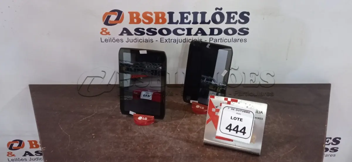 LOTE 444 - 02 TABLETS MARCA MOTOROLA SEM CARREGADOR. (NO ESTADO) ATENÇÃO! FAZER A VISITAÇÃO ANTES DE ARREMATAR, NÃO SABEMOS SE FUNCIONA, LEILÃO NÃO TEM GARANTIA E NEM DEVOLUÇÃO, SUJEITO A POSSÍVEIS AVARIAS VISÍVEIS/OCULTAS E/OU AUSÊNCIA DE COMPONENTES.