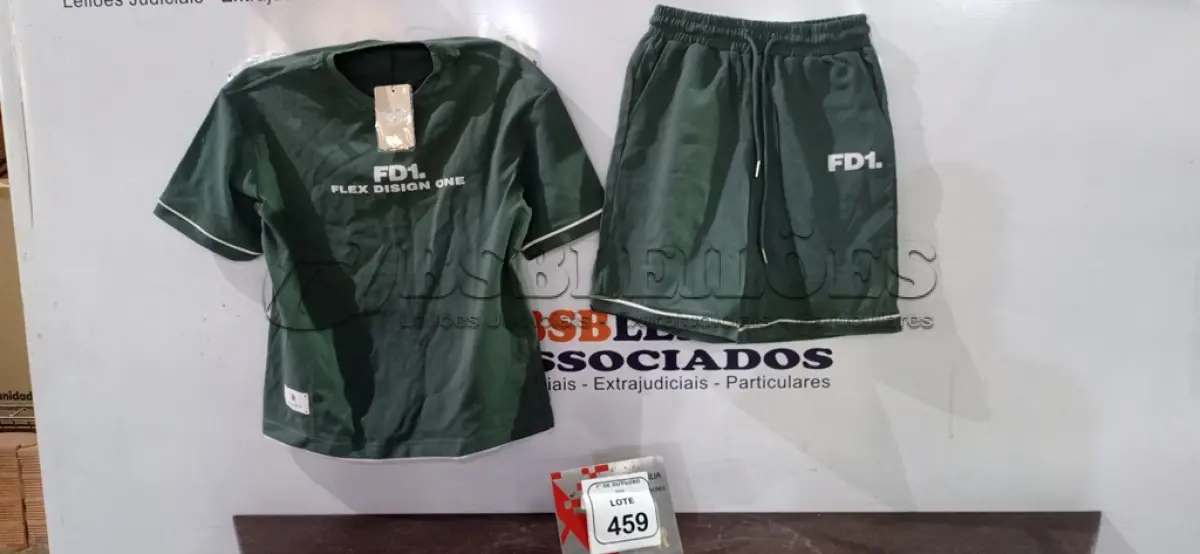 LOTE 459 - 01 CONJUNTO OVERSIZED TAM P SEM USO. (NO ESTADO) ATENÇÃO! FAZER A VISITAÇÃO ANTES DE ARREMATAR, NÃO SABEMOS SE FUNCIONA, LEILÃO NÃO TEM GARANTIA E NEM DEVOLUÇÃO, SUJEITO A POSSÍVEIS AVARIAS VISÍVEIS/OCULTAS E/OU AUSÊNCIA DE COMPONENTES.