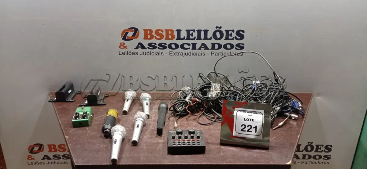 LOTE 221 - 01 OVERDRIVE MARCA NUX E VÁRIOS MICROFONES E CABOS PARA MIC DE MARCAS E MODELOS DIVERSOS. (NO ESTADO) ATENÇÃO! FAZER A VISITAÇÃO ANTES DE ARREMATAR, NÃO SABEMOS SE FUNCIONA, LEILÃO NÃO TEM GARANTIA E NEM DEVOLUÇÃO, SUJEITO A POSSÍVEIS AVARIAS VISÍVEIS/OCULTAS E/OU AUSÊNCIA DE COMPONENTES.