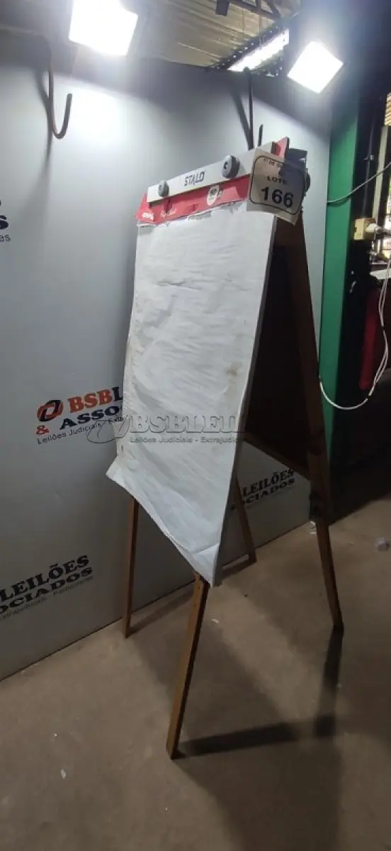 LOTE 166 - 01 CAVALETE FLIPCHART COM BLOCO DE PAPEL. (NO ESTADO) ATENÇÃO! FAZER A VISITAÇÃO ANTES DE ARREMATAR, NÃO SABEMOS SE FUNCIONA, LEILÃO NÃO TEM GARANTIA E NEM DEVOLUÇÃO, SUJEITO A POSSÍVEIS AVARIAS VISÍVEIS/OCULTAS E/OU AUSÊNCIA DE COMPONENTES.