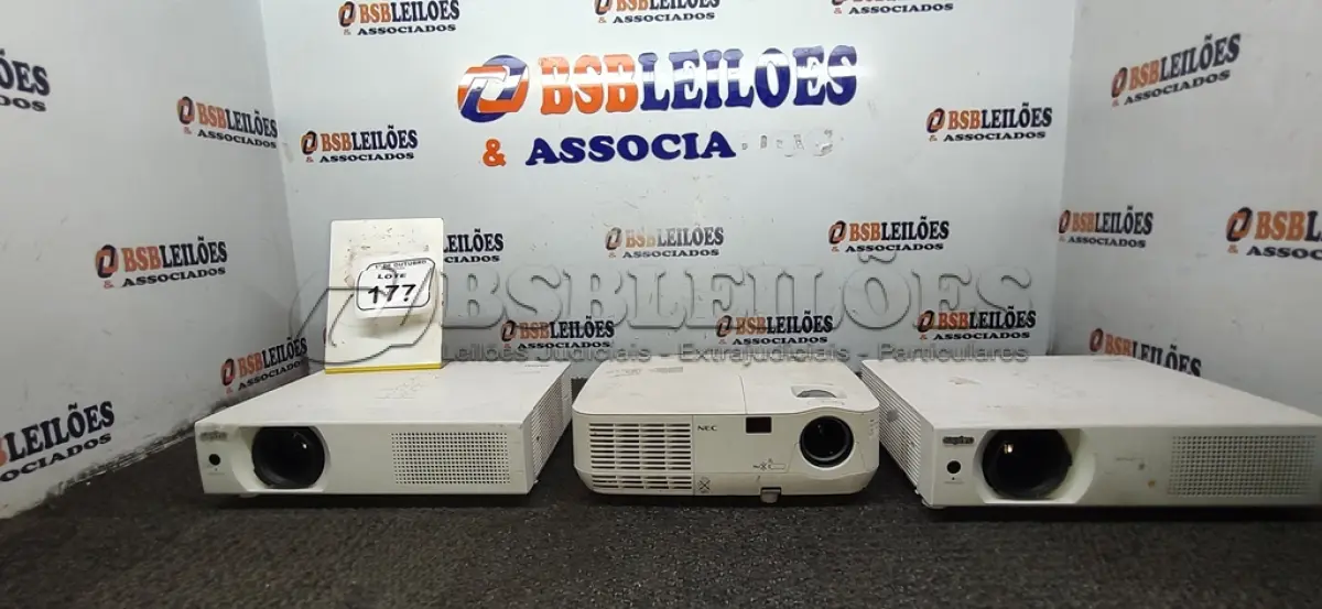 LOTE 177 - 03 PROJETORES DE MARCAS E MODELOS DIVERSOS SEM CABOS. (NO ESTADO) ATENÇÃO! FAZER A VISITAÇÃO ANTES DE ARREMATAR, NÃO SABEMOS SE FUNCIONA, LEILÃO NÃO TEM GARANTIA E NEM DEVOLUÇÃO, SUJEITO A POSSÍVEIS AVARIAS VISÍVEIS/OCULTAS E/OU AUSÊNCIA DE COMPONENTES.