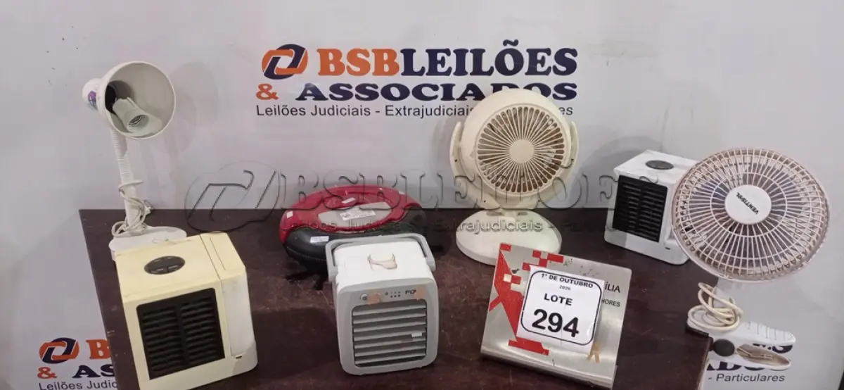 LOTE 294 - 01 ASPIRADOR ROBÔ, 01 LUMINÁRIA DE MESA E 05 VENTILADORES PORTÁTEIS. (NO ESTADO) ATENÇÃO! FAZER A VISITAÇÃO ANTES DE ARREMATAR, NÃO SABEMOS SE FUNCIONA, LEILÃO NÃO TEM GARANTIA E NEM DEVOLUÇÃO, SUJEITO A POSSÍVEIS AVARIAS VISÍVEIS/OCULTAS E/OU AUSÊNCIA DE COMPONENTES.