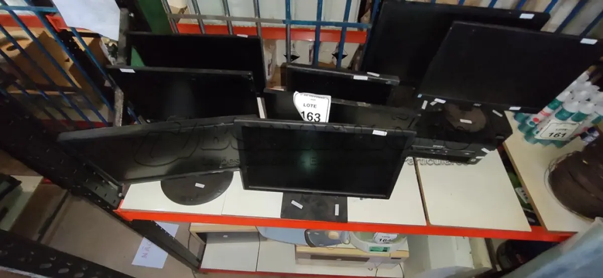 LOTE 163 - 01 IMPRESSORA MARCA EPSON E 08 MONITORES DE MARCAS E MODELOS DIVERSOS. (NO ESTADO) ATENÇÃO! FAZER A VISITAÇÃO ANTES DE ARREMATAR, NÃO SABEMOS SE FUNCIONA, LEILÃO NÃO TEM GARANTIA E NEM DEVOLUÇÃO, SUJEITO A POSSÍVEIS AVARIAS VISÍVEIS/OCULTAS E/OU AUSÊNCIA DE COMPONENTES.
