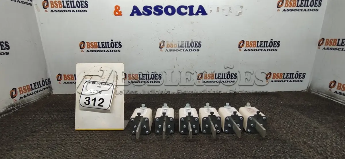 LOTE 312 - 06 FUSÍVEIS INDUSTRIAIS TIPO NH TAMANHO 2 MODELO RETARDADO DE 125A MARCA ELETROMEC. (NO ESTADO) ATENÇÃO! FAZER A VISITAÇÃO ANTES DE ARREMATAR, NÃO SABEMOS SE FUNCIONA, LEILÃO NÃO TEM GARANTIA E NEM DEVOLUÇÃO, SUJEITO A POSSÍVEIS AVARIAS VISÍVEIS/OCULTAS E/OU AUSÊNCIA DE COMPONENTES.