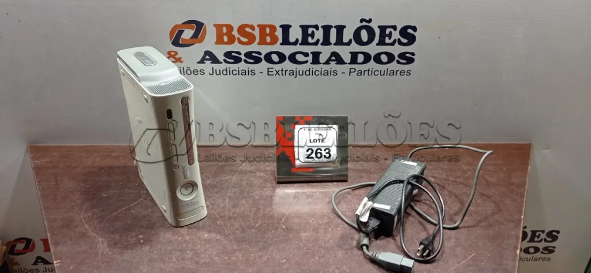 LOTE 263 - 01 XBOX 360 COM FONTE. (NO ESTADO) ATENÇÃO! FAZER A VISITAÇÃO ANTES DE ARREMATAR, NÃO SABEMOS SE FUNCIONA, LEILÃO NÃO TEM GARANTIA E NEM DEVOLUÇÃO, SUJEITO A POSSÍVEIS AVARIAS VISÍVEIS/OCULTAS E/OU AUSÊNCIA DE COMPONENTES.