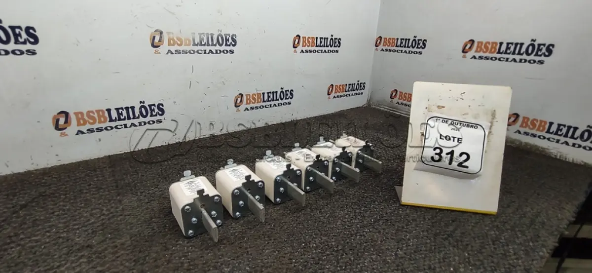 LOTE 312 - 06 FUSÍVEIS INDUSTRIAIS TIPO NH TAMANHO 2 MODELO RETARDADO DE 125A MARCA ELETROMEC. (NO ESTADO) ATENÇÃO! FAZER A VISITAÇÃO ANTES DE ARREMATAR, NÃO SABEMOS SE FUNCIONA, LEILÃO NÃO TEM GARANTIA E NEM DEVOLUÇÃO, SUJEITO A POSSÍVEIS AVARIAS VISÍVEIS/OCULTAS E/OU AUSÊNCIA DE COMPONENTES.