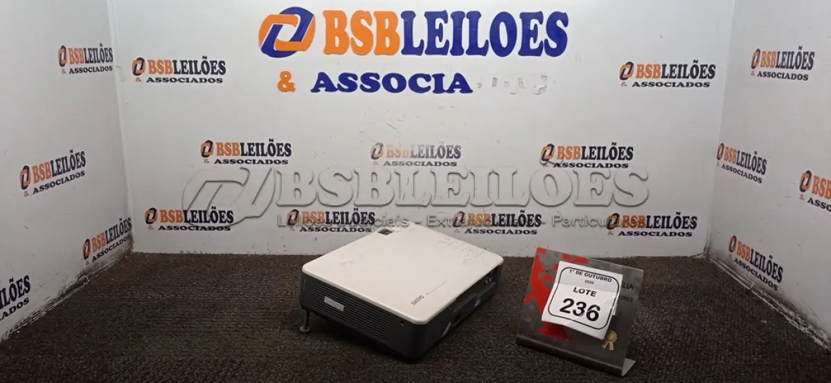 LOTE 236 - 01 PROJETOR MARCA SANYO SEM CABO. (NO ESTADO) ATENÇÃO! FAZER A VISITAÇÃO ANTES DE ARREMATAR, NÃO SABEMOS SE FUNCIONA, LEILÃO NÃO TEM GARANTIA E NEM DEVOLUÇÃO, SUJEITO A POSSÍVEIS AVARIAS VISÍVEIS/OCULTAS E/OU AUSÊNCIA DE COMPONENTES.
