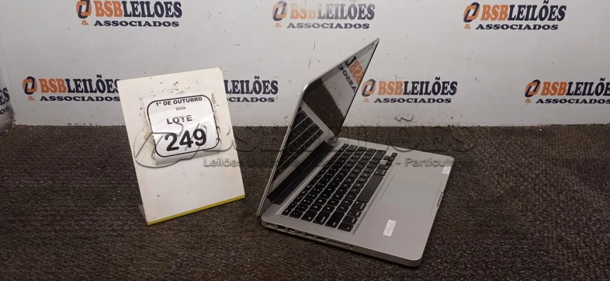 LOTE 249 - 01 MACBOOK APPLE SEM FONTE. (NO ESTADO) ATENÇÃO! FAZER A VISITAÇÃO ANTES DE ARREMATAR, NÃO SABEMOS SE FUNCIONA, LEILÃO NÃO TEM GARANTIA E NEM DEVOLUÇÃO, SUJEITO A POSSÍVEIS AVARIAS VISÍVEIS/OCULTAS E/OU AUSÊNCIA DE COMPONENTES.