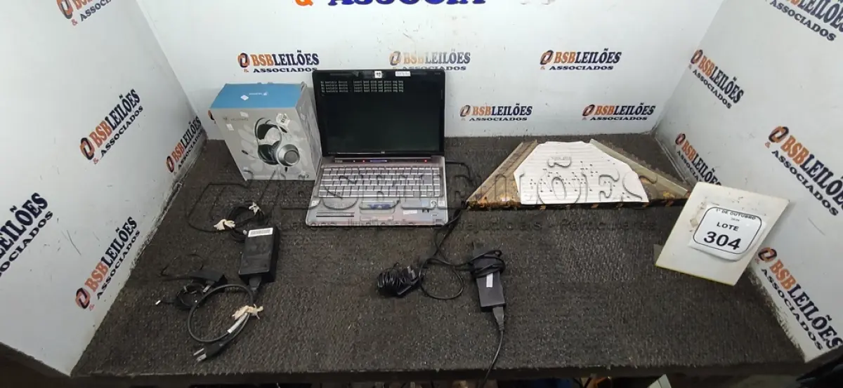LOTE 304 - 01 NOTEBOOK MARCA HP COM FONTE, 01 MOLDEM, 01 HEADPHONE MARCA NUBWO E 01 CÍTARA COM PARTITURAS. (NO ESTADO) ATENÇÃO! FAZER A VISITAÇÃO ANTES DE ARREMATAR, NÃO SABEMOS SE FUNCIONA, LEILÃO NÃO TEM GARANTIA E NEM DEVOLUÇÃO, SUJEITO A POSSÍVEIS AVARIAS VISÍVEIS/OCULTAS E/OU AUSÊNCIA DE COMPONENTES.