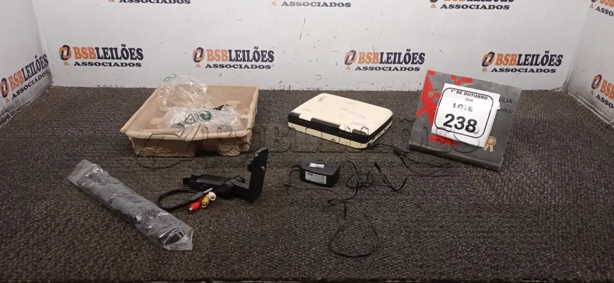 LOTE 238 - 01 DVD PORTATIL MARCA PHILIPS. (NO ESTADO) ATENÇÃO! FAZER A VISITAÇÃO ANTES DE ARREMATAR, NÃO SABEMOS SE FUNCIONA, LEILÃO NÃO TEM GARANTIA E NEM DEVOLUÇÃO, SUJEITO A POSSÍVEIS AVARIAS VISÍVEIS/OCULTAS E/OU AUSÊNCIA DE COMPONENTES.