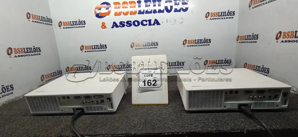 LOTE 162 - 02 PROJETORES MARCA SANYO SEM CABOS. (NO ESTADO) ATENÇÃO! FAZER A VISITAÇÃO ANTES DE ARREMATAR, NÃO SABEMOS SE FUNCIONA, LEILÃO NÃO TEM GARANTIA E NEM DEVOLUÇÃO, SUJEITO A POSSÍVEIS AVARIAS VISÍVEIS/OCULTAS E/OU AUSÊNCIA DE COMPONENTES.