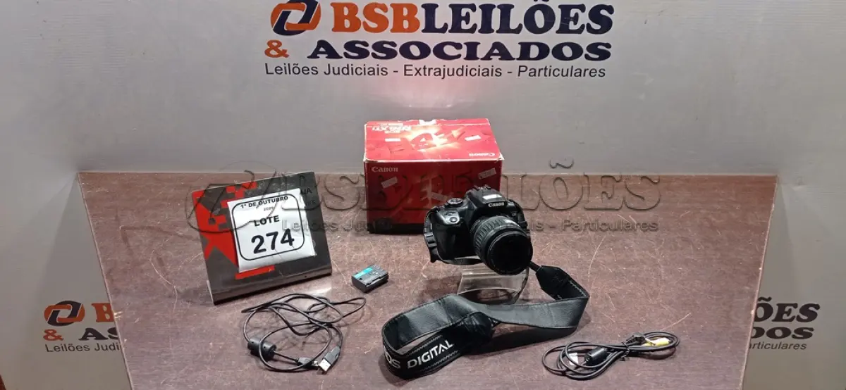 LOTE 274 - 01 CÂMERA DIGITAL MODELO REBEL XTI MARCA CANON. (NO ESTADO) ATENÇÃO! FAZER A VISITAÇÃO ANTES DE ARREMATAR, NÃO SABEMOS SE FUNCIONA, LEILÃO NÃO TEM GARANTIA E NEM DEVOLUÇÃO, SUJEITO A POSSÍVEIS AVARIAS VISÍVEIS/OCULTAS E/OU AUSÊNCIA DE COMPONENTES.