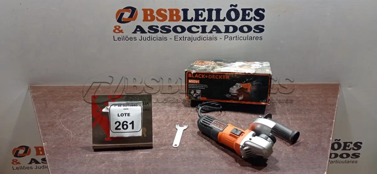 LOTE 261 - 01 ESMERILHADEIRA ANGULAR DE 4-1/2 650W 220V MARCA BLACK DECEKER. (NO ESTADO) ATENÇÃO! FAZER A VISITAÇÃO ANTES DE ARREMATAR, NÃO SABEMOS SE FUNCIONA, LEILÃO NÃO TEM GARANTIA E NEM DEVOLUÇÃO, SUJEITO A POSSÍVEIS AVARIAS VISÍVEIS/OCULTAS E/OU AUSÊNCIA DE COMPONENTES.