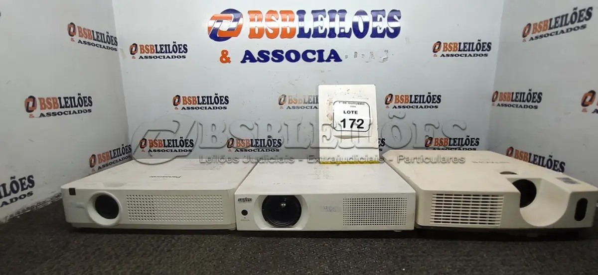 LOTE 172 - 03 PROJETORES DE MARCAS E MODELOS DIVERSOS SEM CABOS. (NO ESTADO) ATENÇÃO! FAZER A VISITAÇÃO ANTES DE ARREMATAR, NÃO SABEMOS SE FUNCIONA, LEILÃO NÃO TEM GARANTIA E NEM DEVOLUÇÃO, SUJEITO A POSSÍVEIS AVARIAS VISÍVEIS/OCULTAS E/OU AUSÊNCIA DE COMPONENTES.
